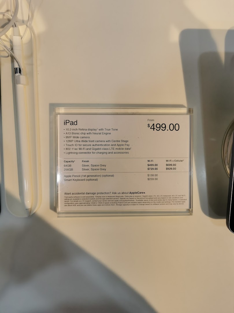 A detailed price list and specifications for an iPad model displayed at iStudio.