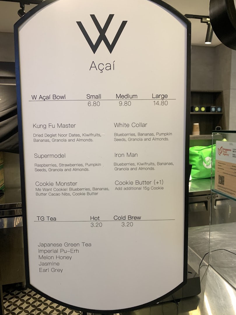 A detailed menu board for W Açaí, showcasing various açaí bowls, their ingredients, sizes, prices, and tea options.