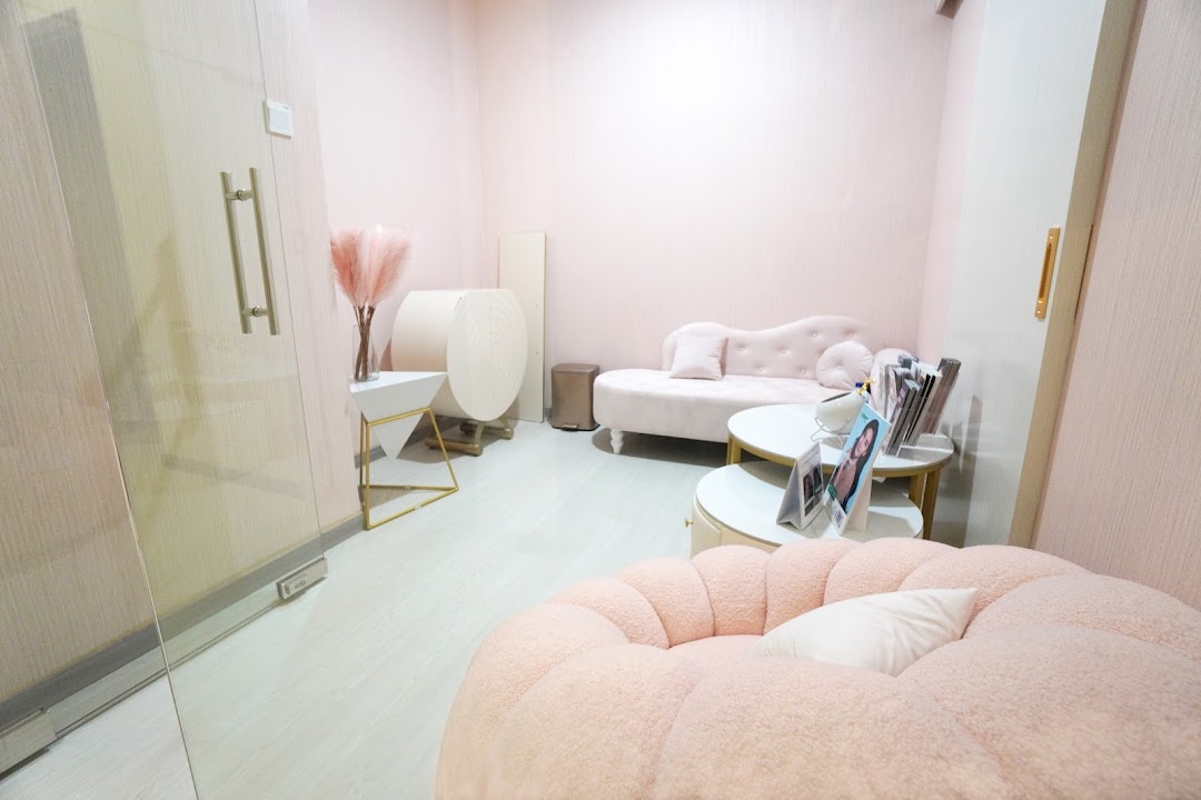 A cozy, pink-themed waiting area with plush seating and modern decor at IVI Medical Clinic.