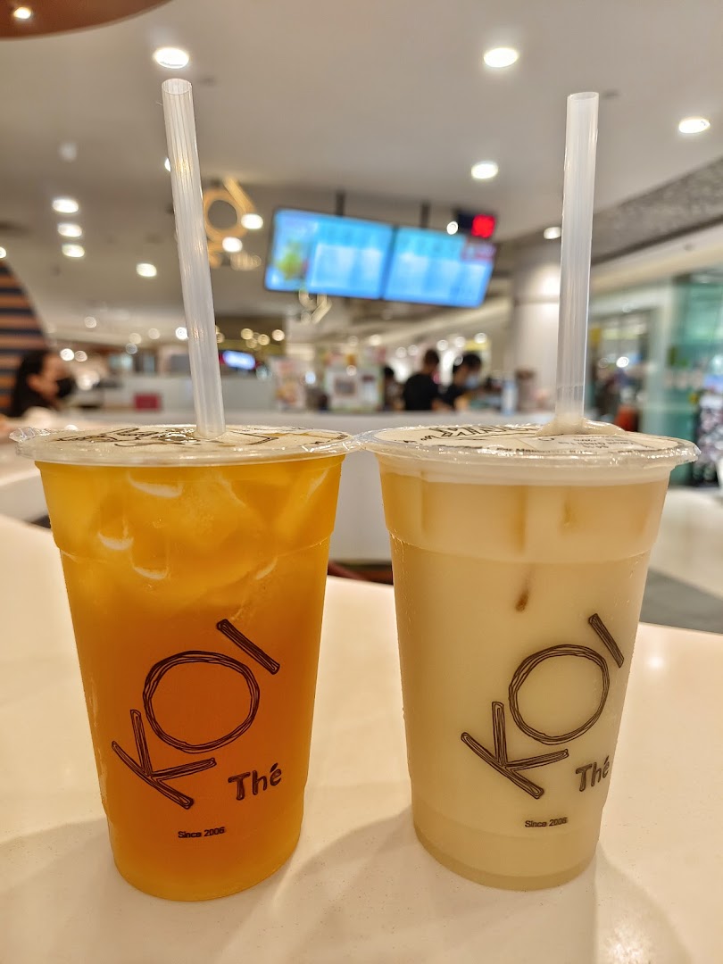 Two refreshing KOI Thé beverages, one fruit tea and one milk tea, ready to enjoy.