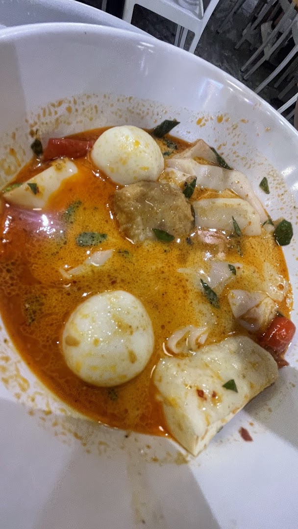 A vibrant bowl of spicy Yong Tow Foo Mee with fish paste, tofu, and quail eggs.