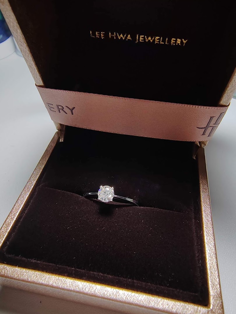 A sparkling diamond ring presented in a luxurious Lee Hwa Jewellery box.