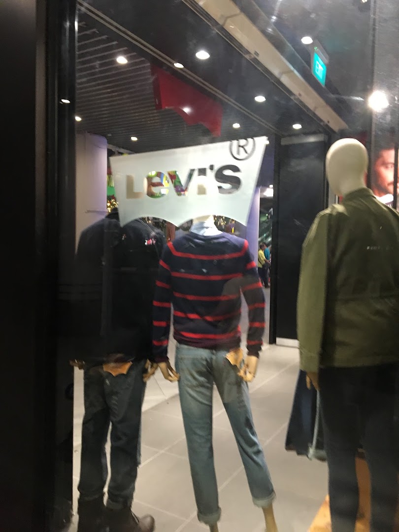 Levi's shop window display featuring mannequins dressed in denim and casual wear.