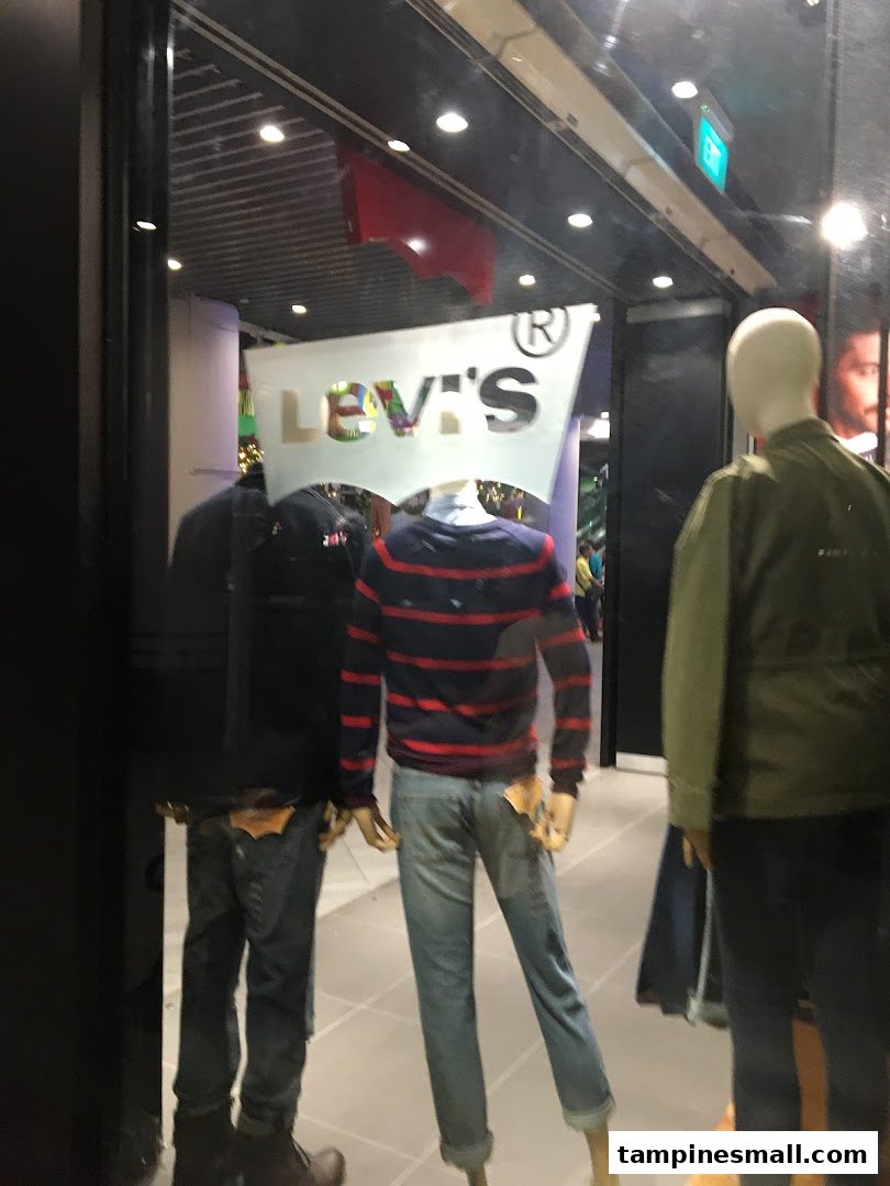Levi's shop window display featuring mannequins dressed in denim and casual wear.