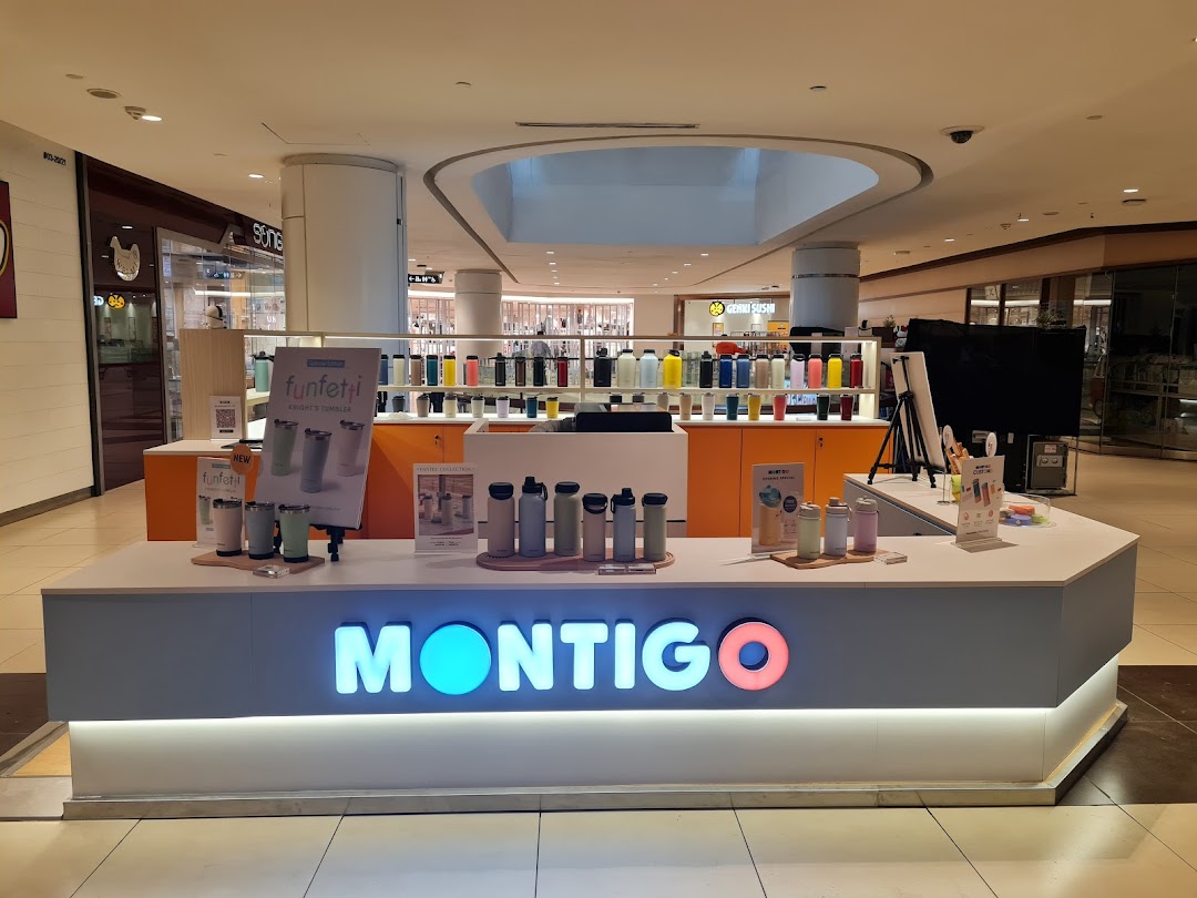 A Montigo kiosk in a shopping mall displaying a wide range of colorful tumblers and bottles.