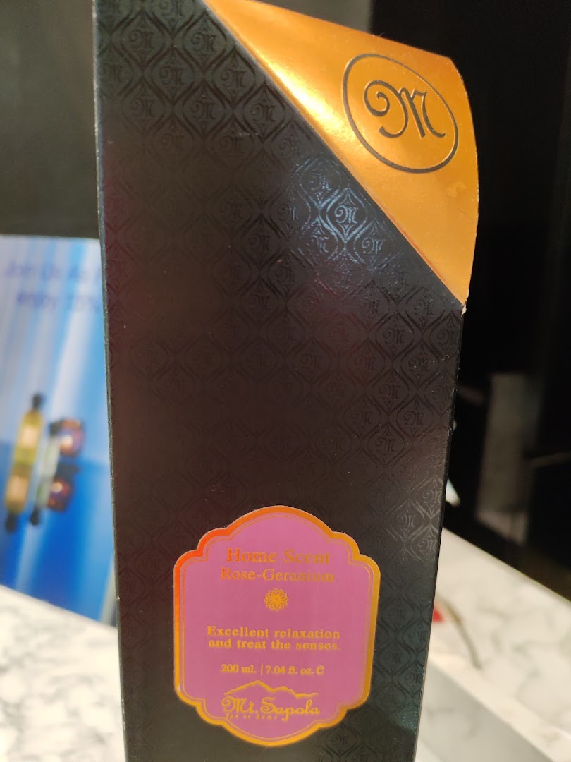 Close-up of Mt.Sapola's Rose-Geranium home scent product packaging, highlighting its relaxing properties.