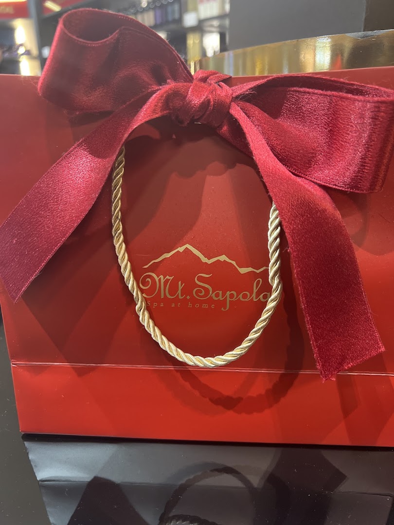 A luxurious red shopping bag with a velvet ribbon and the Mt. Sapola logo.