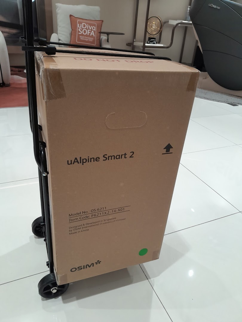 An OSIM uAlpine Smart 2 product box on a trolley inside the store, with other OSIM products visible.