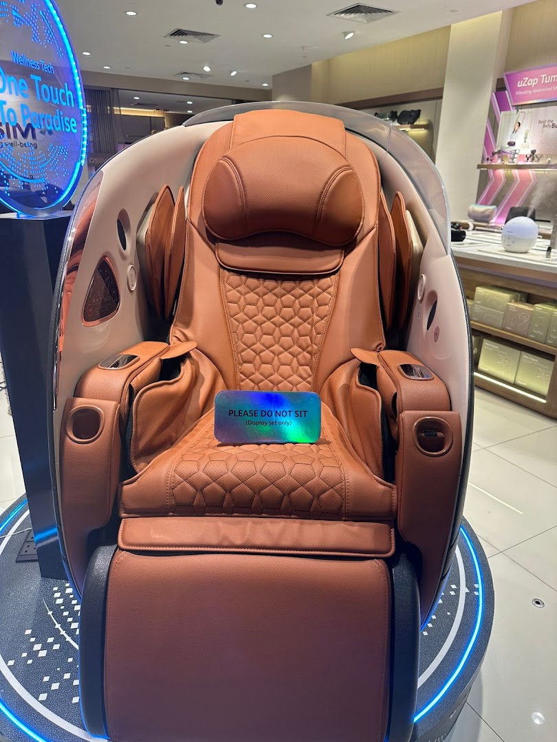 A luxurious brown OSIM massage chair display with a 'DO NOT SIT' sign in a retail store.