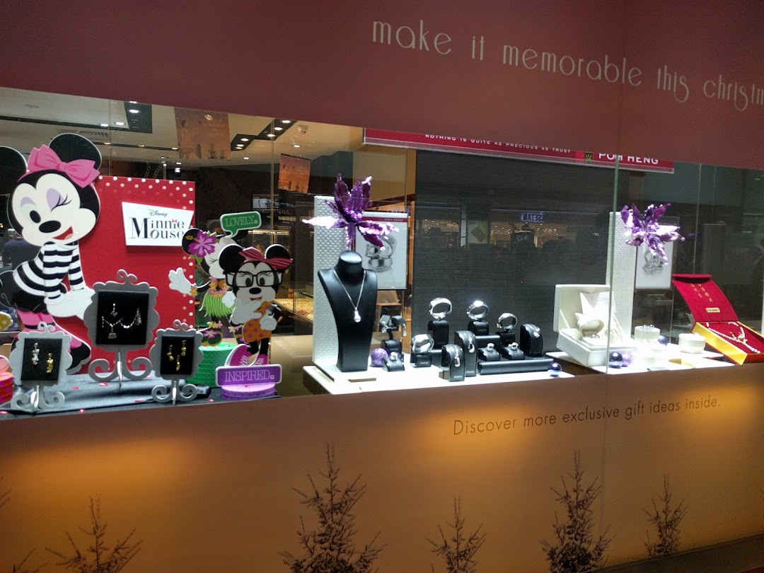 A festive jewelry shop window display featuring Disney Minnie Mouse characters and elegant pieces.