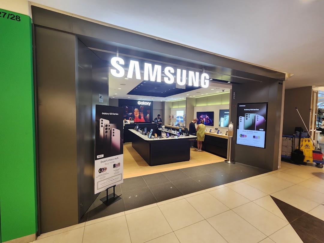 The brightly lit entrance of a Samsung Experience Store, showcasing the latest Galaxy S23 Series and inviting customers inside.
