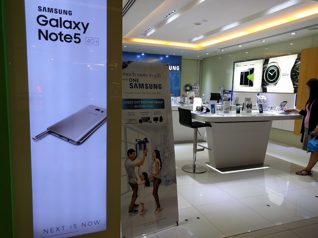 Interior view of a Samsung Experience Store showcasing the latest Galaxy Note5 and other mobile devices.