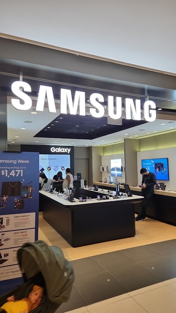 The entrance of a Samsung Experience Store showcasing various tech products and displays.