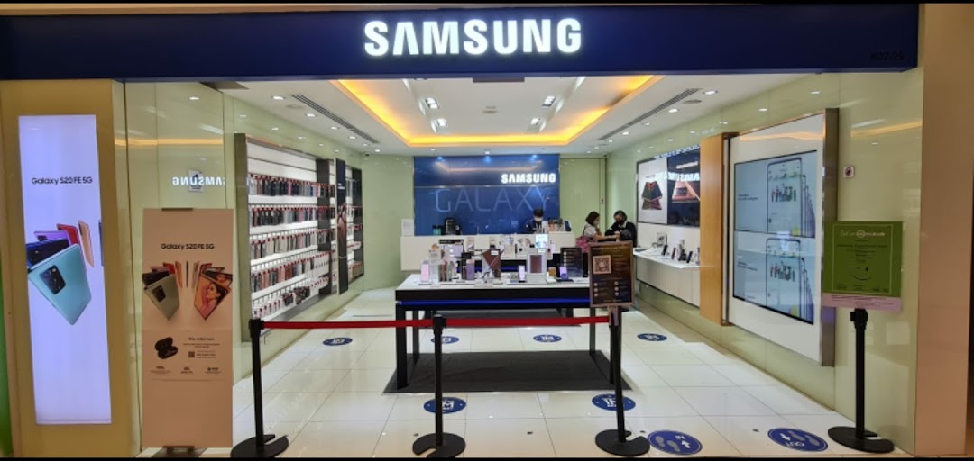 The storefront of a Samsung Experience Store showcasing mobile devices and accessories.