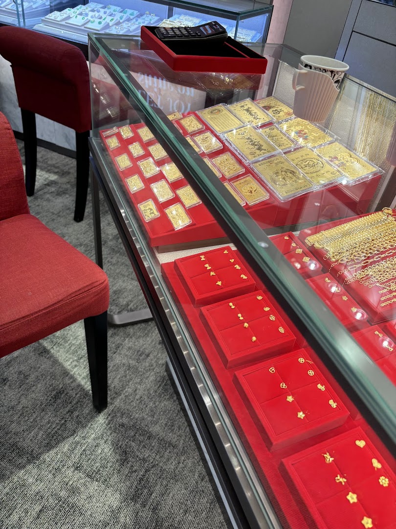 A display case at SK Gold showcasing an array of intricate gold jewelry and collectible gold bars.