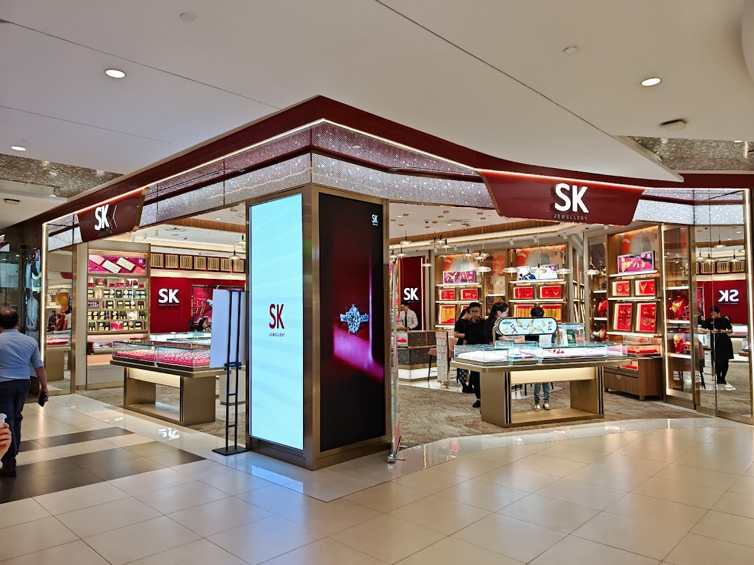 The brightly lit entrance of SK Jewellery showcasing its elegant displays and inviting interior.