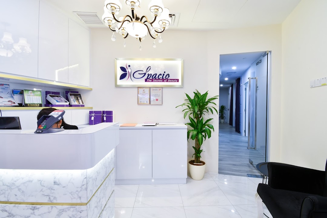 Bright, modern reception area of Spacio TCM Wellness with a white marble counter and elegant decor.
