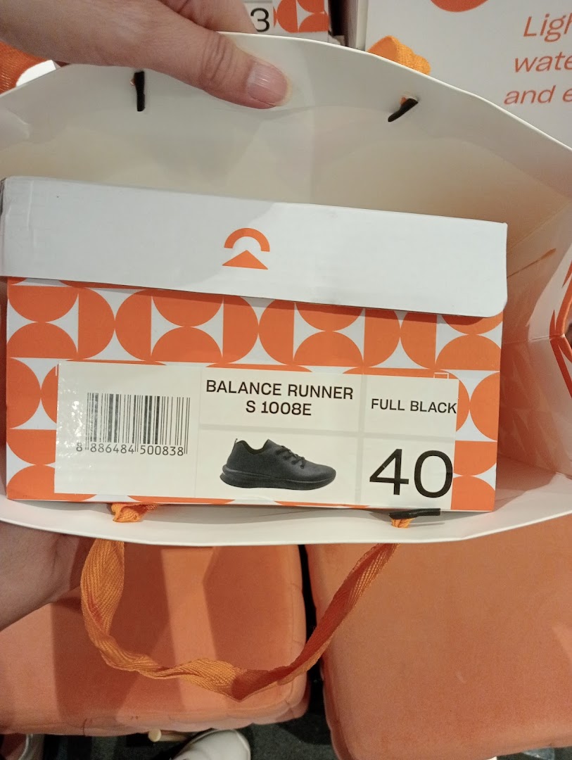 A shoebox for 'Balance Runner' shoes in size 40, inside a Sunnystep shopping bag.