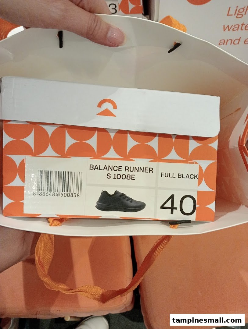 A shoebox for 'Balance Runner' shoes in size 40, inside a Sunnystep shopping bag.