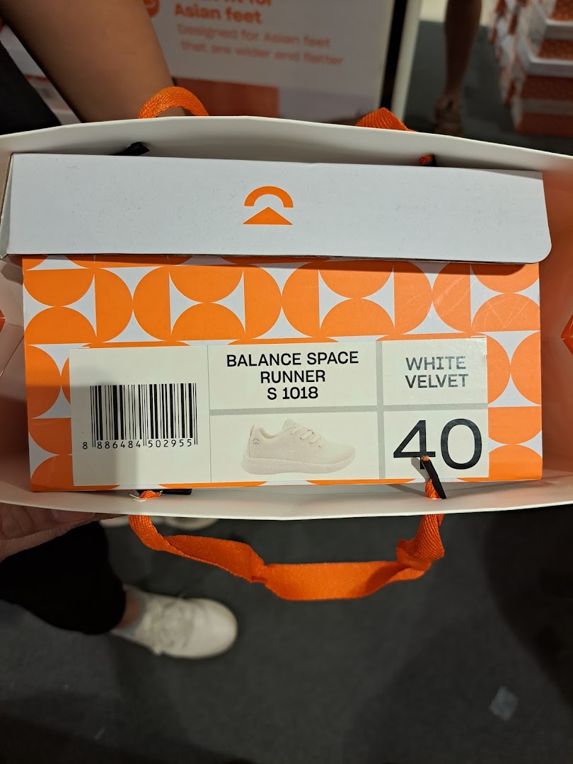 A Sunnystep shoebox with 'Balance Space Runner' details and size 40, inside a shopping bag.
