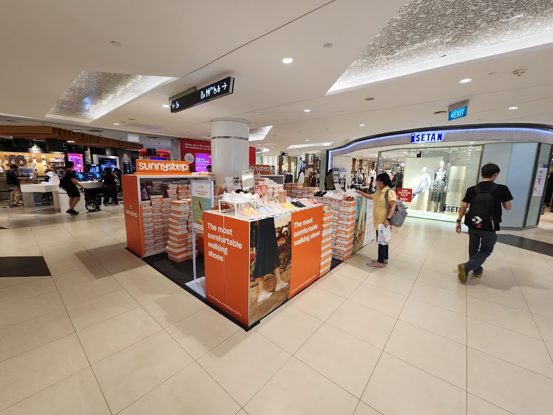 A Sunnystep kiosk in a shopping mall, showcasing comfortable walking shoes and shoe boxes.