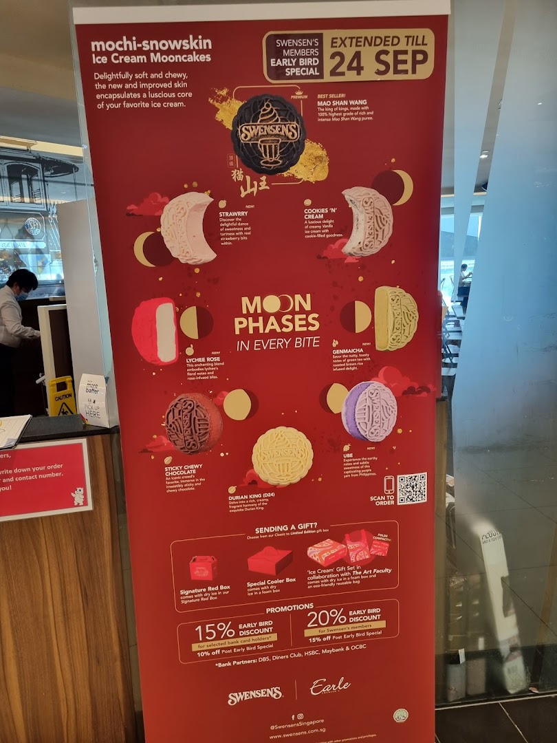 A promotional banner showcasing Swensen's Mochi-Snowskin Ice Cream Mooncakes with various flavors and early bird discounts.