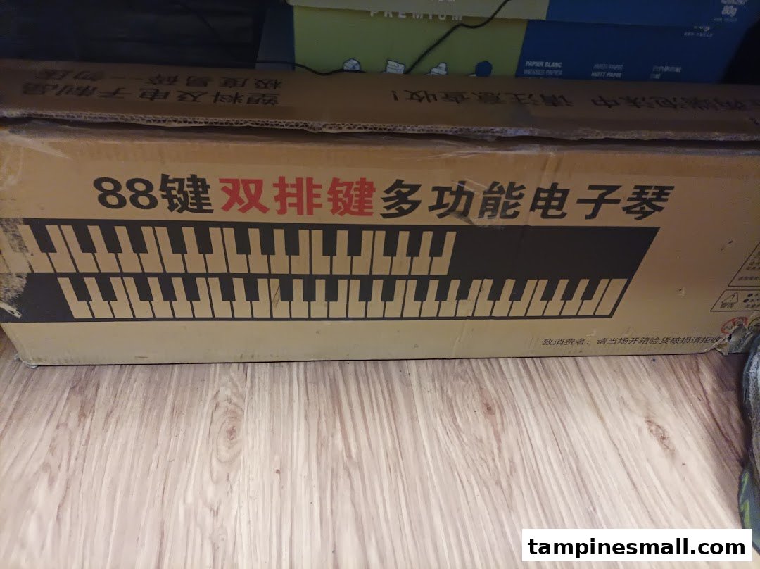 A cardboard box for an 88-key electronic piano, featuring Chinese text and a keyboard illustration.