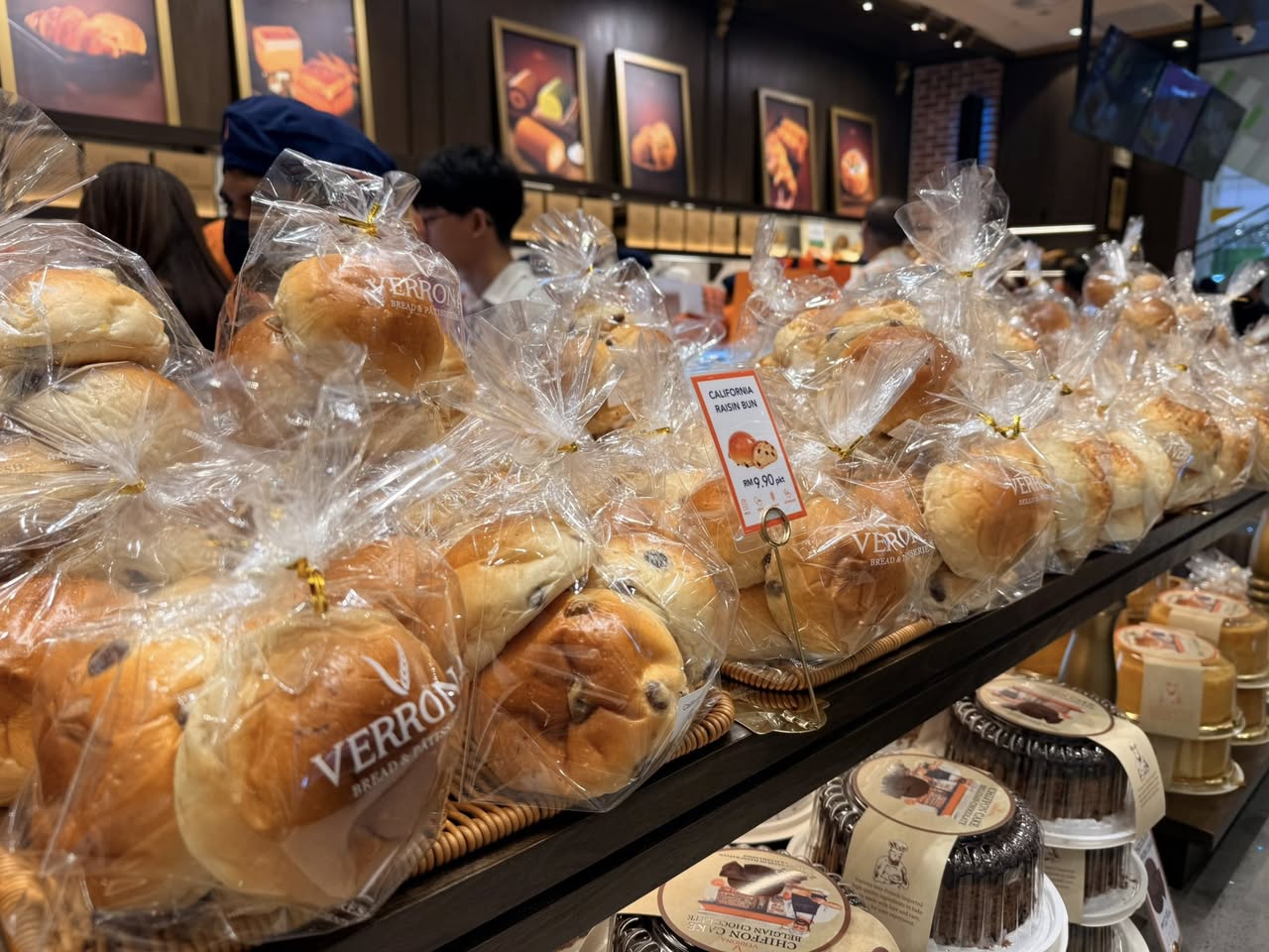 The vibrant atmosphere and delicious offerings at Verrona Hills