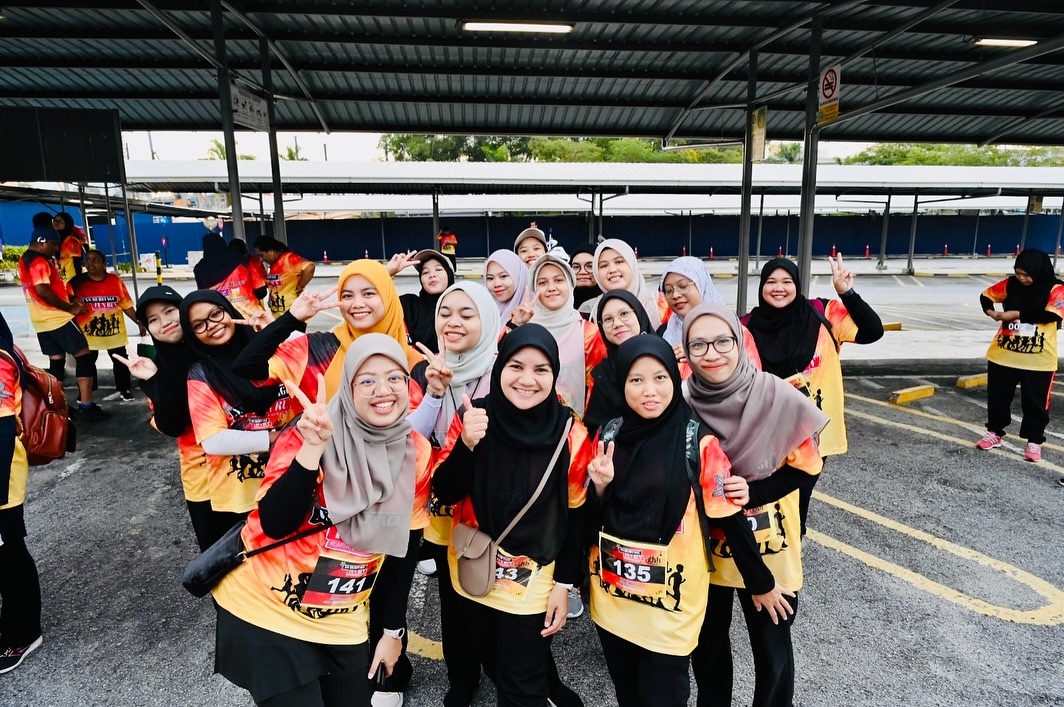 Runners, including children and families, enjoying the Larian Anak Nogori event