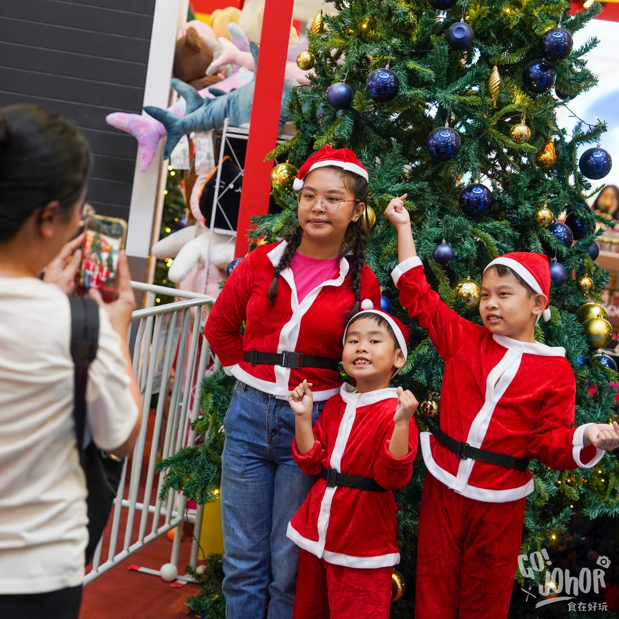 Families and children enjoying various Christmas activities at AEON MALL.