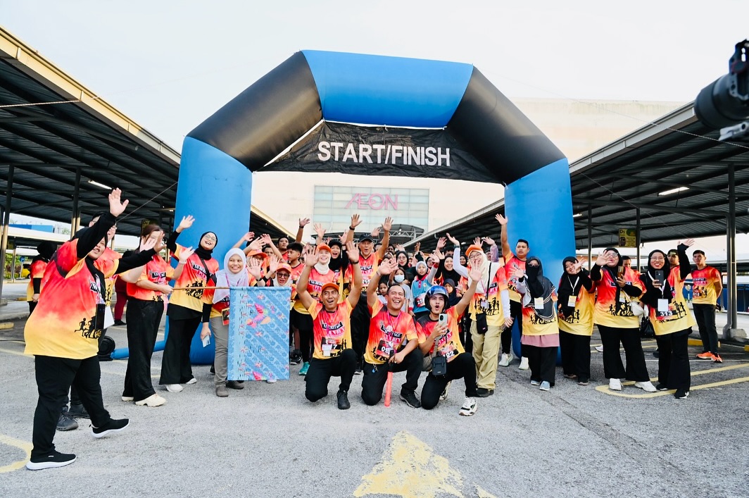 A group photo of participants and organizers at the Larian Anak Nogori event