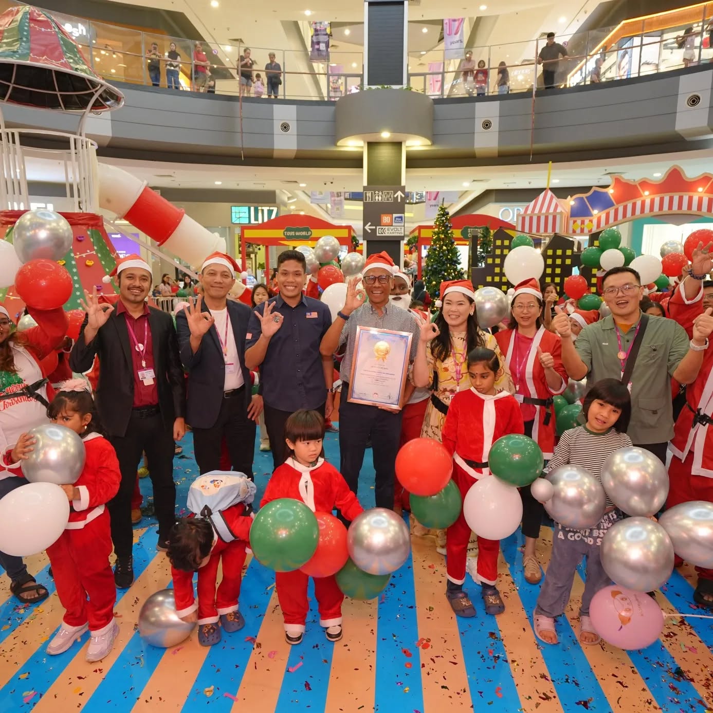 A large crowd of people dressed as Santa Claus gathered at AEON MALL for a record attempt.