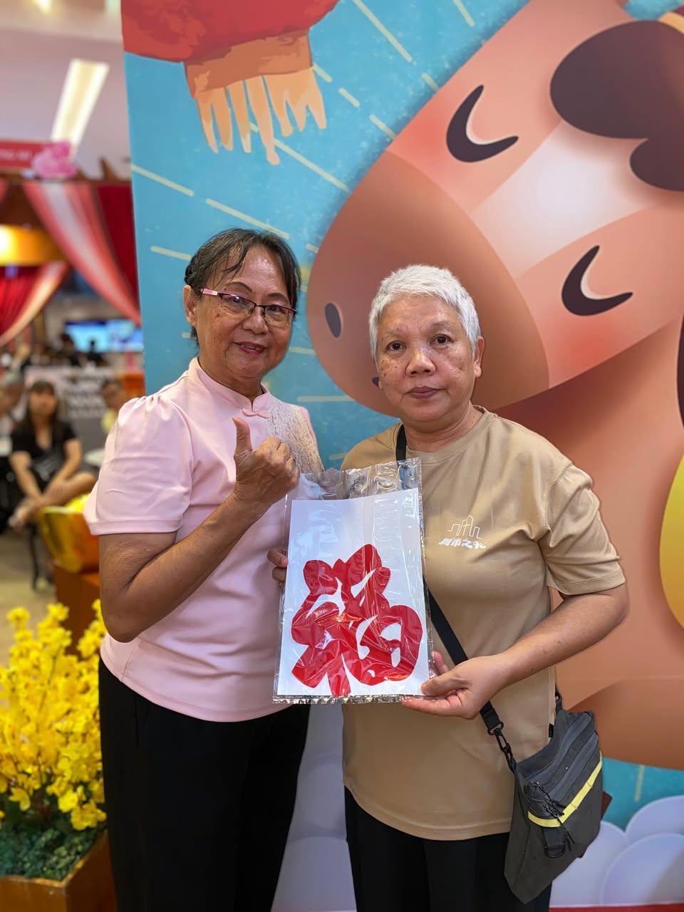 Visitors observing the live paper cutting demonstration at the mall