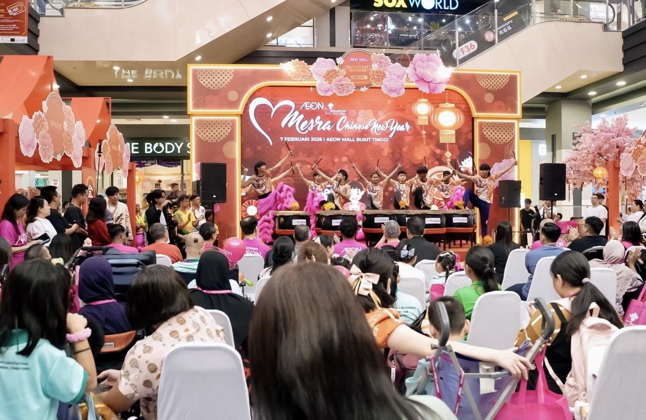 The auspicious Lion Head Dotting Ceremony in progress
