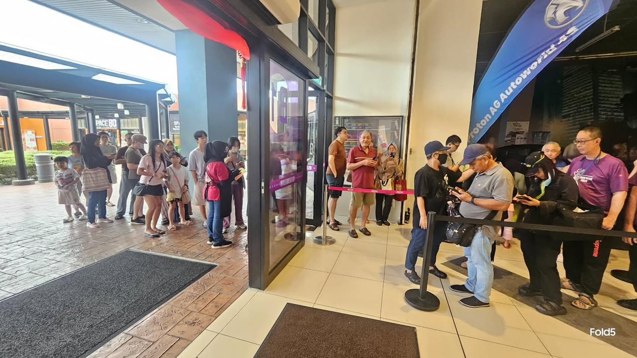 The vibrant storefront of the new Hua Mui outlet during its grand opening.