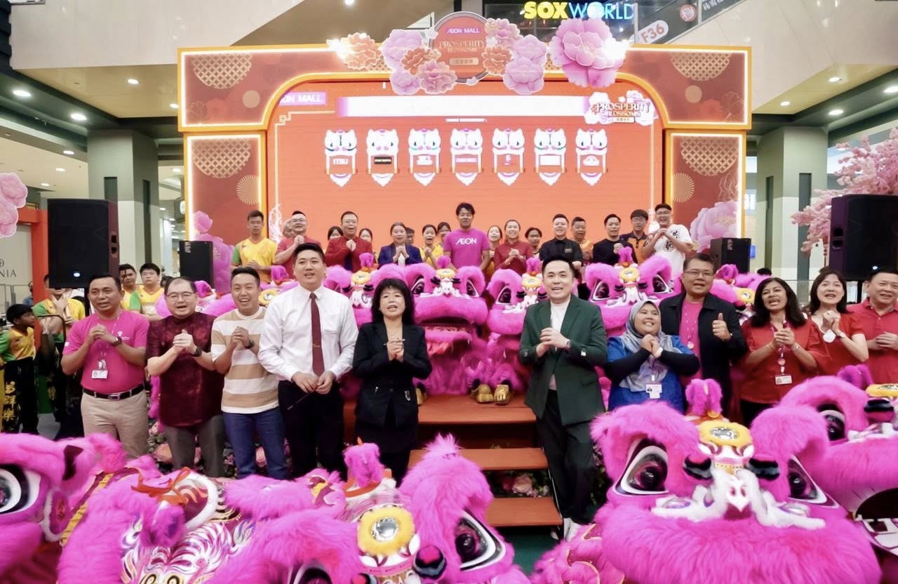 Representatives from nine schools and associations receiving new lion heads