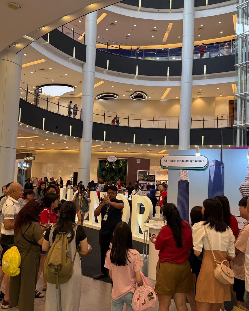 Visitors exploring the latest HONOR devices