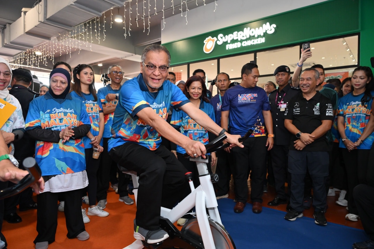 Crowd gathered for the Malaysia Sihat Mall Walking Campaign.