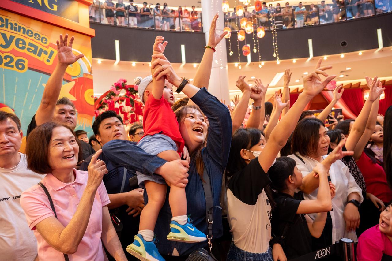 Fans cheering during the meet and greet session