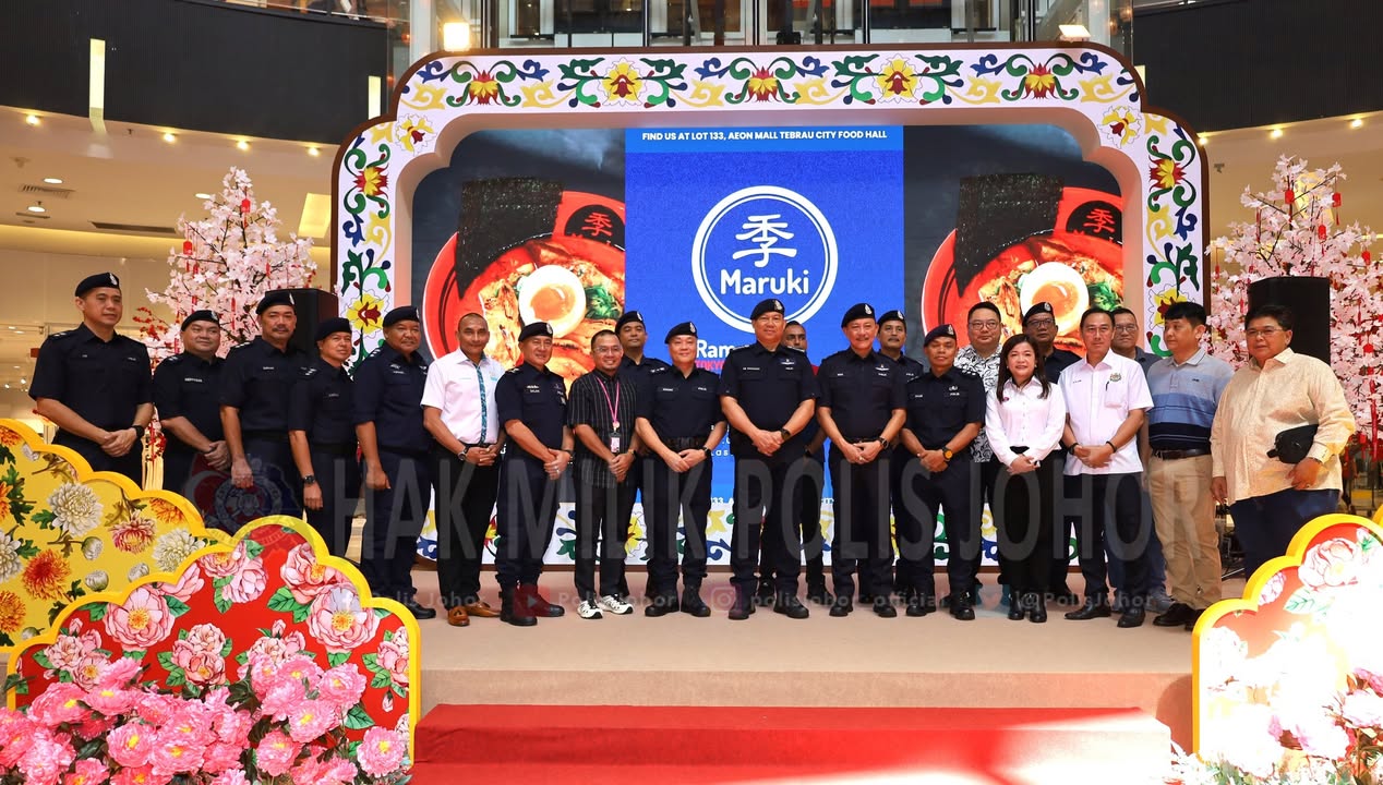 Interaksi antara pihak polis dan peniaga tempatan di Johor Bahru