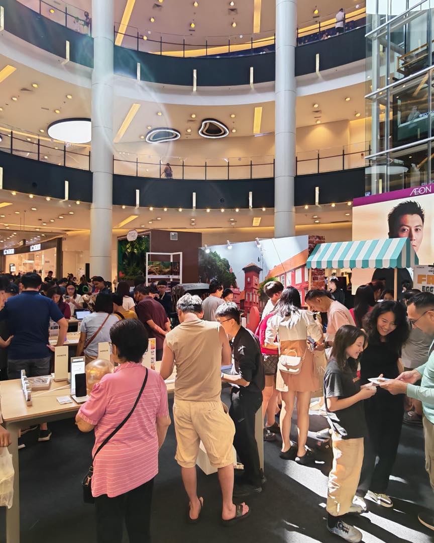 Close-up of new HONOR smartphone technology on display