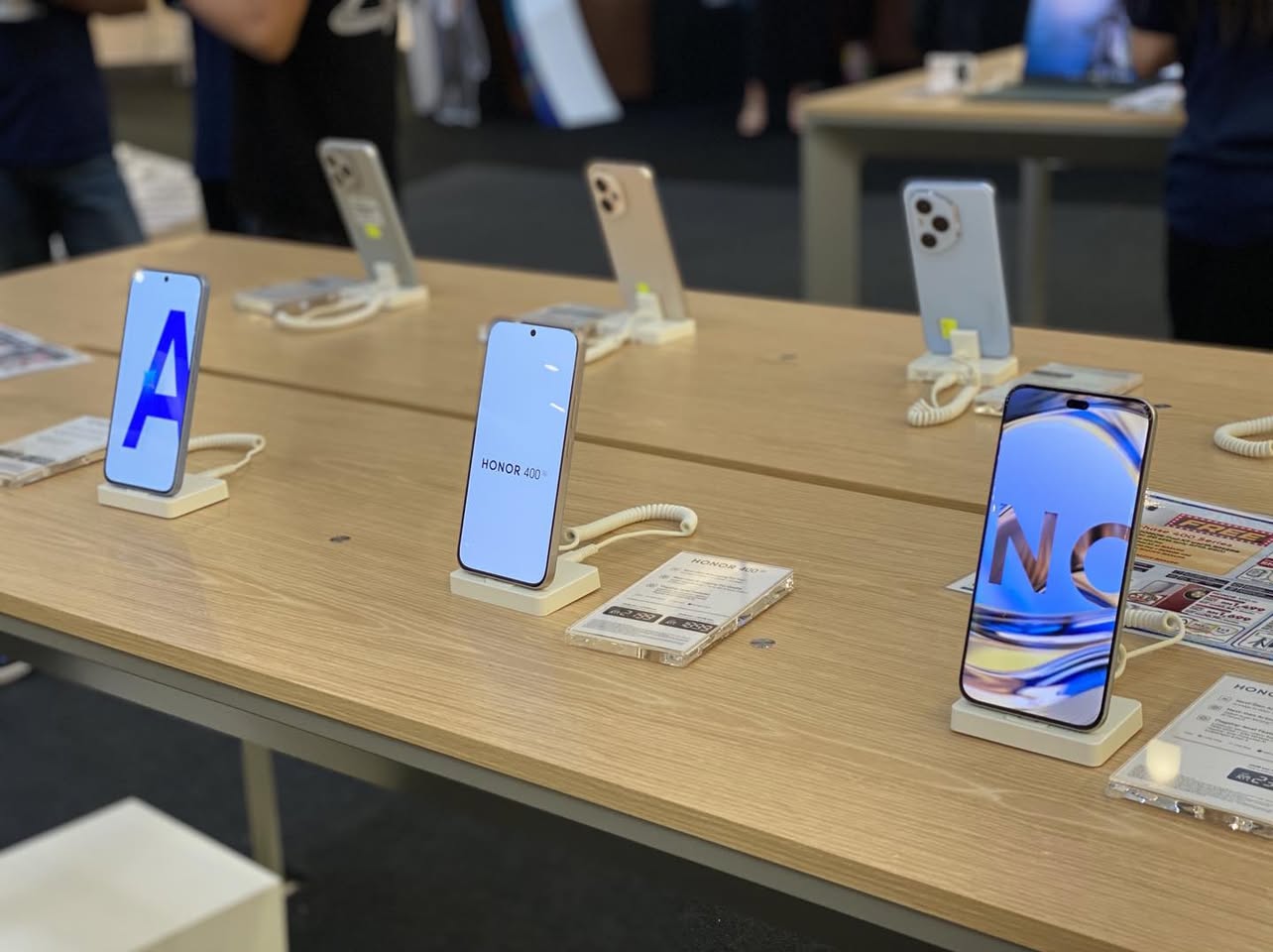 Visitors exploring the latest HONOR flagship smartphones