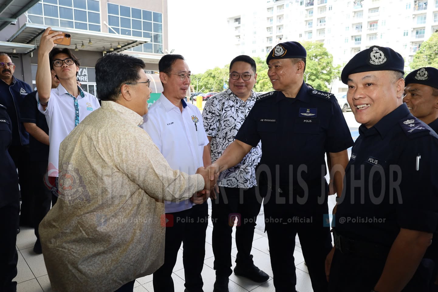 YDH CP Datuk Ab Rahaman bin Arsad beramah mesra dengan pengunjung di AEON Mall