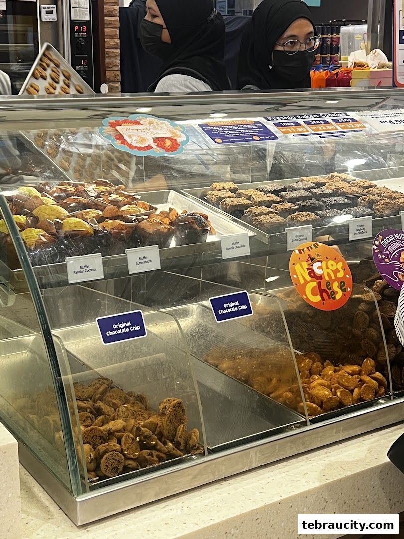 A display of freshly baked muffins and cookies at Famous Amos Aeon Tebrau City.