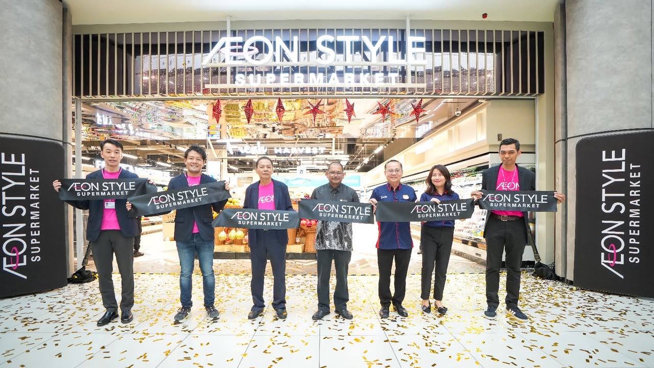 Excited customers at the opening of AEON STYLE Setia Ecohill