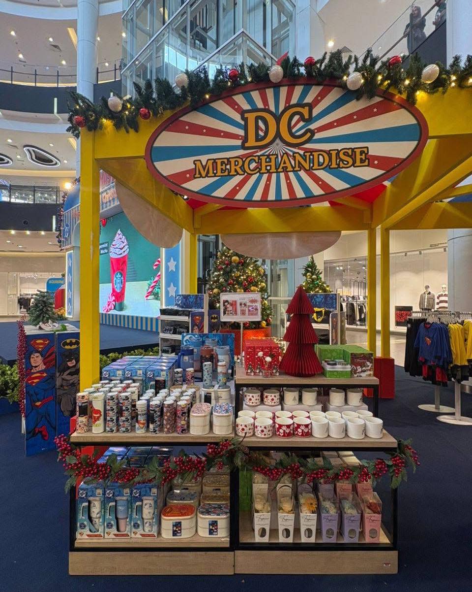 DC Chibi characters enjoying the Christmas Carniverse event