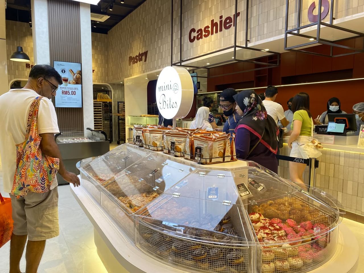 Exterior view of La Bohème bakery at AEON MALL Tebrau City
