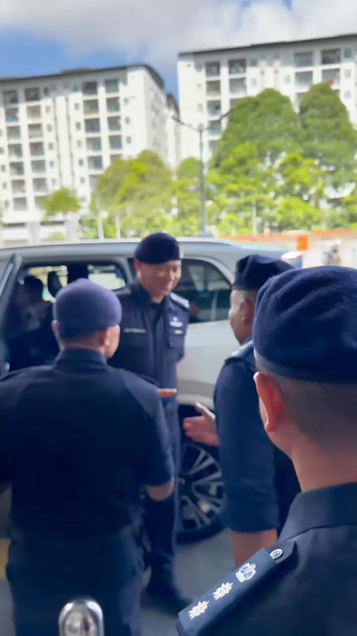 Johor Chief of Police YDH CP Datuk Ab Rahaman bin Arsad interacting with the public during a walkabout at AEON Mall Tebrau City.