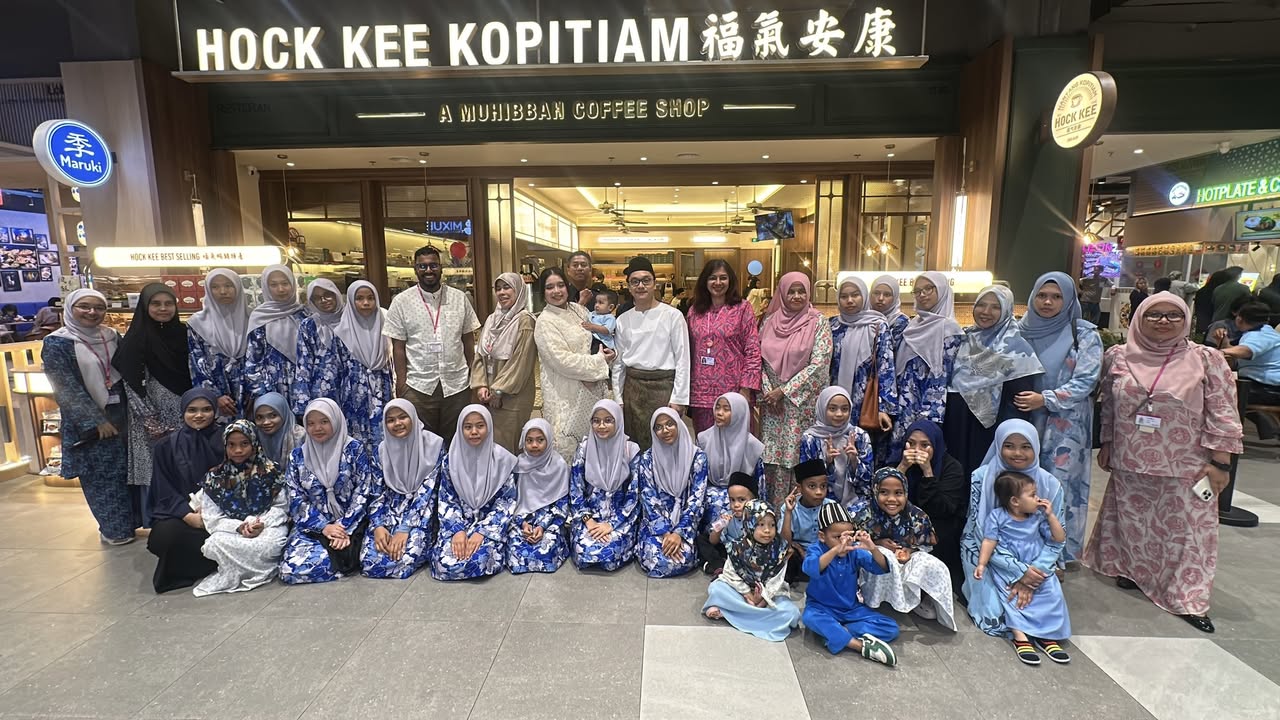 Najmi and Adrianna performing emotional Raya songs at AEON Mall Shah Alam