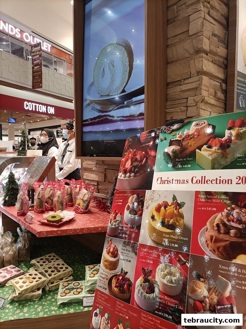 A display of Christmas-themed cakes and pastries at Châteraisé Aeon Mall Tebrau City.